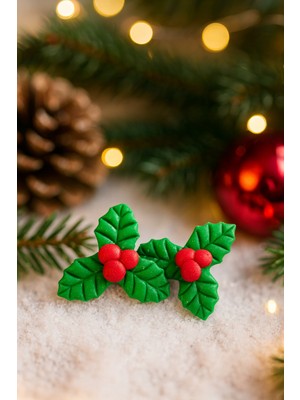 Lu Atelier Holly Charm Küpe – Yeşil Yapraklı Kırmızı Kokina Detaylı El Yapımı Polimer Kil Yılbaşı Küpesi