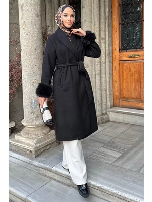 Julude Bel Kuşaklı Kol Ucu Peluş Detaylı Tesettür Kaşe Kaban P-00019056