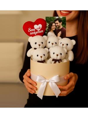 Giftstime Kişiye Özel Fotoğraflı Sevimli Beyaz Ayıcık Buketi ve Aşk Kutusu