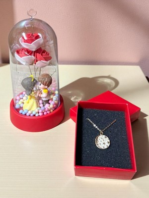 Özbience Fanus Içinde Rgb LED Işıklı Solmayan Güller ve Gökyüzü Kolye Seti