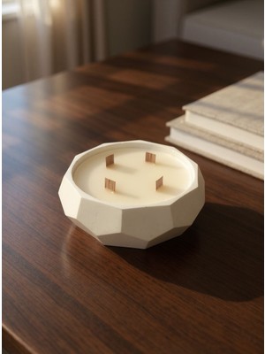 Geometrik Desenli Beton Tabak Içerisinde  Vanilya Kokulu Ahşap ve Ya Ip Fitilli Mum