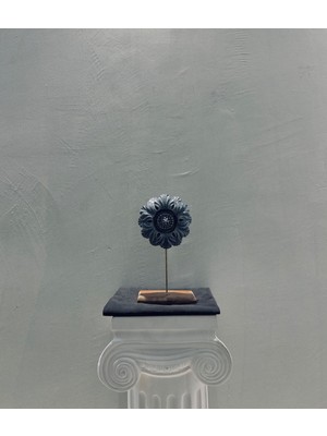 Lamazif Dekoratif Siyah Çiçek Biblo – 30X15 cm Polyester Obje, Sanatsal Ev ve Ofis Aksesuarı