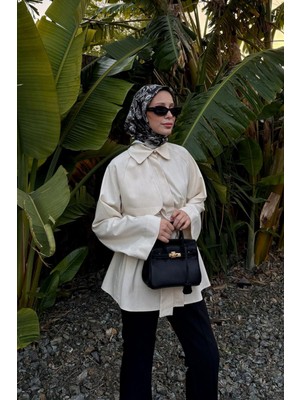 Levidor Şehir Şıklığını Tamamlayan Kare Formlu Aksesuar Detaylı El Çantası –