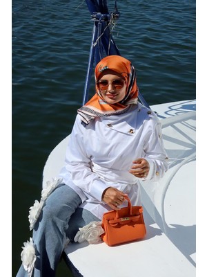 Levidor Şehir Şıklığını Tamamlayan Kare Formlu Aksesuar Detaylı El Çantası –