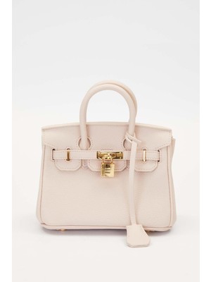 Levidor Şehir Şıklığını Tamamlayan Kare Formlu Aksesuar Detaylı El Çantası –