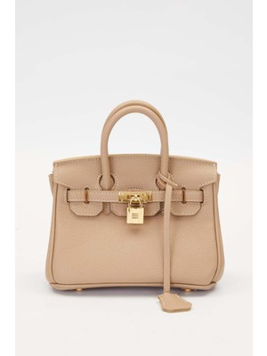 Levidor Şehir Şıklığını Tamamlayan Kare Formlu Aksesuar Detaylı El Çantası –