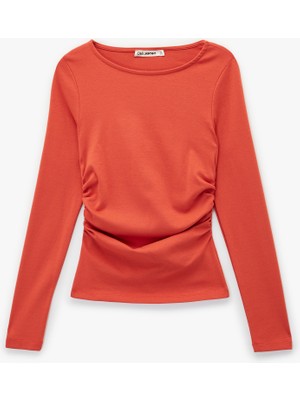 Koton Pamuklu Slim Fit Kayık Yaka Drapeli Uzun Kollu Tişört