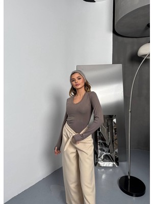 Moda Kanyonu Parmak Geçme Detaylı V Yaka  Badi