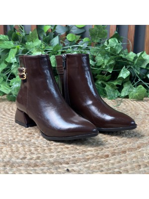 Mey Ayakkabı Rugan Kemer Detaylı Düz Kahverengi Bot M4579