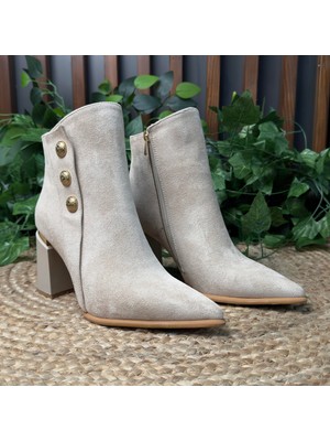 Mey Ayakkabı Lüks Gold Düğme Detaylı Bej Kadın Süet Yüksek Topuklu Bot M4582