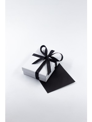 Karton Kutu Beyaz Küçük Sert Kurdeleli Yılbaşı Hediye Kutusu 1 Adet (En 10*boy 14*yükseklik 3,8 Cm)