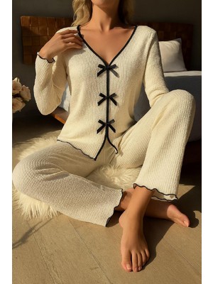 Marsilyan Kadın Beyaz Fiyonklu Iç Çamaşırı ve Uzun Kollu V Yaka Pijama Takımı 4'lü Set