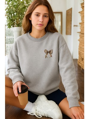 EYDAMOON Kadın Kışlık Pamuklu Minimal Leopar Fiyonk Baskılı Regular Bisiklet Yaka Sweatshirt