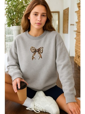 EYDAMOON Kadın Kışlık Pamuklu Leopar Fiyonk Baskılı Regular Bisiklet Yaka Sweatshirt