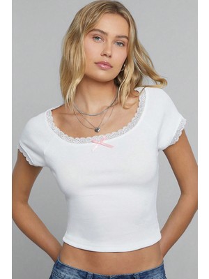 Çamaşır Kenti Kadın Beyaz Göğsü ve Kolları Dantelli Fiyonklu Kısa Kol Crop Top Bluz