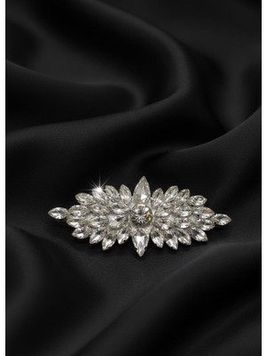 Barış Dizayn Bros Beyaz Elmas Kesim Kristal Taşlı Zarif Çiçek Broş