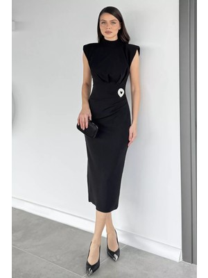 Gülseli Kadın Omuz Vatkalı Dik Yaka Broşlu Elbise P-00019709