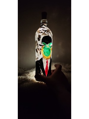 El Yapımı Sanat Temalı Şişe Lamba – René Magritte “insanoğlu” Tasarımlı Pilli LED Işıklı Dekoratif Masa Lambası