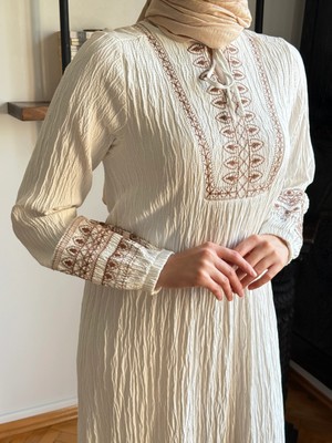 Fendel Yaka Bağcıklı Nakışlı Menekşe Elbise 1905 Navra | Fendel