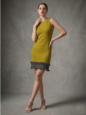 Qoolest Kadın Hardal Etek Ucu Püskül Detaylı Bisiklet Yaka Kolsuz Triko Elbise