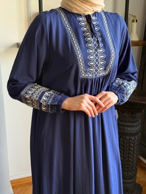 Yaka Bağcıklı Nakışlı Menekşe Elbise 1905 Navra | Fendel