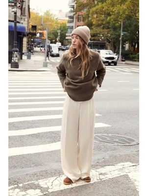 Açelya Okcu Premium Ballard Orta Bel Geniş Paça Dokuma Pantolon