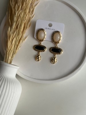 Busradan Design Özel Seri Krem ve Siyah Taş Detaylı Sallanır Gold Küpe