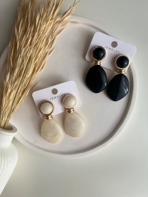 Busradan Design Gold Çerçeveli Düğme Detaylı Kemik Küpe