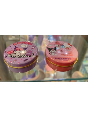 Ada Çanta Kırtasiye Hello Kitty - Kuromi Figürlü Metal Kapaklı Kutuda Kokulu Mum 2 Li Set