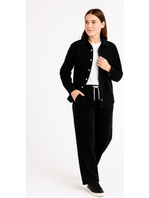 Moderie Butik Kadife Oversize Takım – Gömlek ve Pantolon Ikili Set Füme Corduroy Şıklığı, Rahat ve Zarif Duruş Yumuşak Dokulu Kadife Kumaş, Düğmeli Gömlek Üst ve Lastikli Pantolon Alt Parça ile Gün Boyu Konfor- Siyah