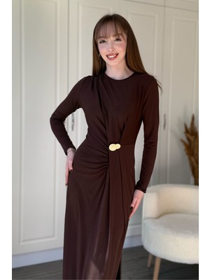 Dilay Gökoğlu Butik Beli Gold Aksesuarlı Zarif Kahverengi Maxi Elbise