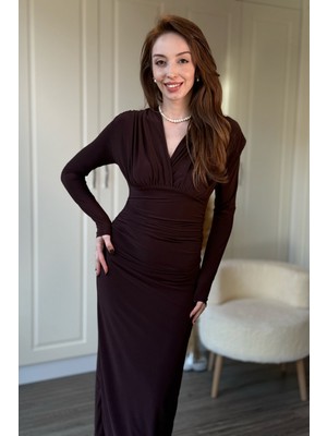 Dilay Gökoğlu Butik V Yaka Zarif Göğüs Drapeli Midi Kahverengi Elbise