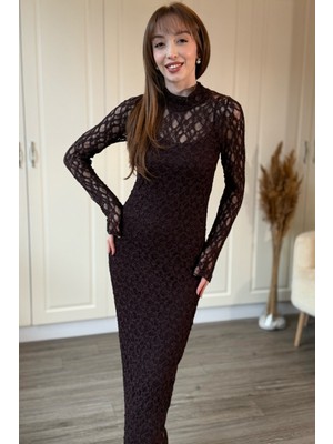 Dilay Gökoğlu Butik Dik Yaka Dantelli Zarif Midi Kahverengi Elbise