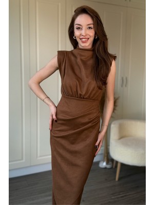 Dilay Gökoğlu Butik Süet Vatkalı Önü Yırtmaçlı Camel Midi Elbise