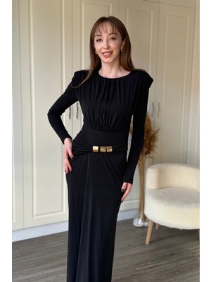 Dilay Gökoğlu Butik Vatkalı Omuz Büzgülü Yaka Detaylı Tokalı Zarif Siyah Elbise
