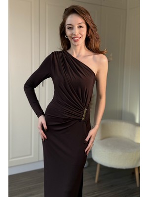 Dilay Gökoğlu Butik Tek Omuz Beli Aksesuar Detaylı Drapeli Maxi Kahverengi Elbise