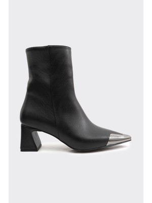 Derinet Fermuarlı Aksesuarlı Kadın Bot