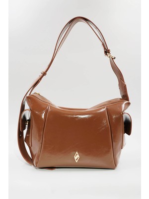 Hüvendo Parlak Deri Yan Cep Detaylı Ayarlanabilir Askılı Günlük Orta Boy Kadın Omuz Çantası Taba