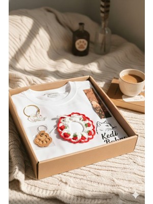 Muhtar Store Kedi Babası Özel Tasarım Hediye Seti | Beyaz Baskılı Tişört + El Yapımı Örgü + Aksesuar