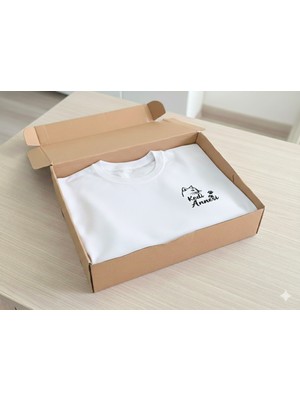 Muhtar Store Kedi Annesi Özel Tasarım Hediye Seti | Beyaz Baskılı Tişört + El Yapımı Örgü + Aksesuar