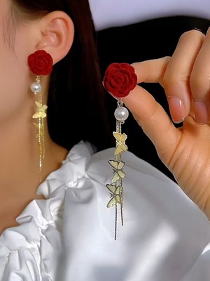 Alya's Aksesuar Altın Kaplama Zarif Incili ve Kelebekli Kırmızı Kadife Çiçek Küpeler