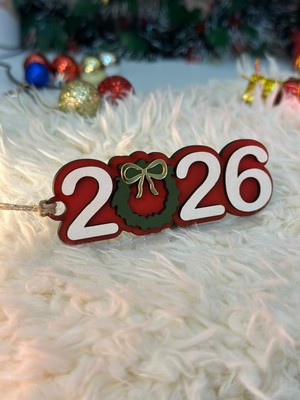 Woodiac It's Woodiful Kabartmalı 2026 Yılı Kırmızı Ahşap Yılbaşı Ağacı Süsü 10 cm Fırfır Desenli Tek Parça