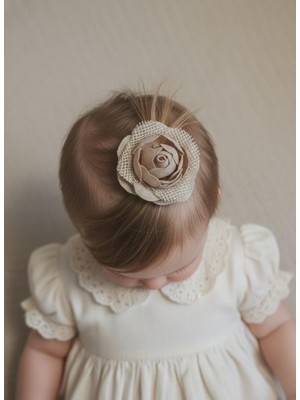 Toka Delisi Krem Somon Saçsız Bebek Tokası, Sevimli Keten Çiçekli Figürlü Saçsız Bebek Tokası