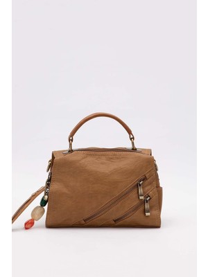 Levidor Çapraz Fermuar Detaylı Suni Deri Kadın Sırt Çantası – Şık, Hafif ve Günlük Kullanım