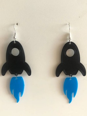 ADA 3D Uzay Temalı Siyah Roket ve Mavi Alev Tasarımlı Hareketli Hafif Küpe