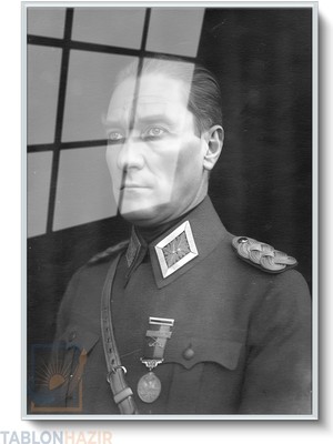 Tablonhazır Dikey Çerçeveli Cam Ataturk Uniformali Modern Ev Dekoru Duvar Sanatı Ev Ofis Tablosu