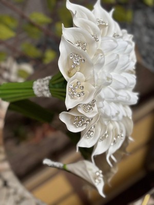 Taşlı Gala ve Islak Lale Gelin Buketi ve Damat Yaka Çiçeği Grlk