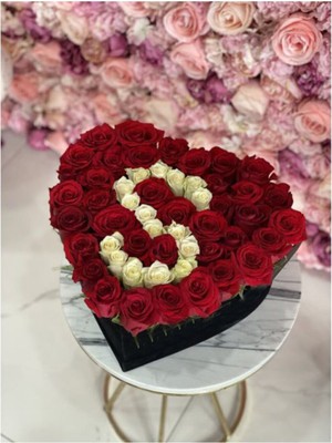 Evsay Kırmızı Kadife Kalpli Kutuda Kırmızı Güller ve Harf