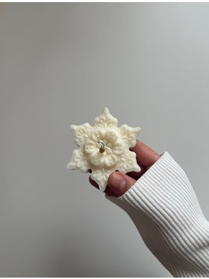 Lumieri Candle El Yapımı Kar Tanesi Figürlü Soya Mum – Dekoratif Tasarım 8 cm