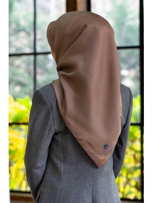 Vissona %100 Twill Ipek Düz Bej Renkli Daha Tok Exclusive Serisi 90X90 Eşarp Dikim Şekli : El Dikişi